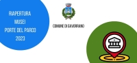 palla azzurra a sinistra "riapertura musei porte del parco 2023" logo comune di gavorrano al centro a destra palla verde con logo musei al centro