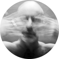foto sfuocata di uomo calvo con mani davanti al viso