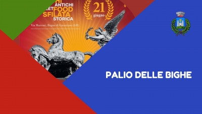 triangolo rosso, triangolo blu, immagine carta di poste italiane, logo del comune di gavorrano, scritta palio delle bighe