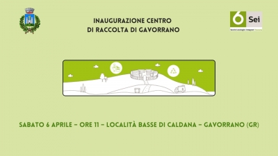 sfondo verde, a sinistra logo comune, in alto a destra logo sei toscana, al centro scritta nera "inaugurazione centro di raccolta di gavorrano", al centro disegno di iscola ecologica, in bassoi scritta sabato 6 aprile ore 11 località basse di caldana