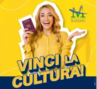 ragazza bionda con passaporto della cultura in mano