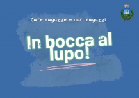 sfondo blu, scritta cari ragazzi care ragazze in bocca al lupo!