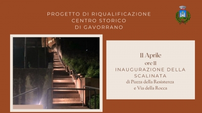 sfondo bordeaux, foto della scalinata illuminata, titolo PROGETTO DI RIQUALIFICAZIONE  CENTRO STORICO  DI GAVORRANO, logo comune di gavorrano