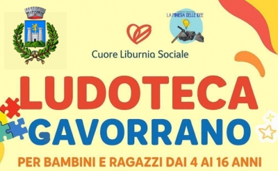 sfondo giallo, scritta ludoteca comunale, logo comune di gavorrano